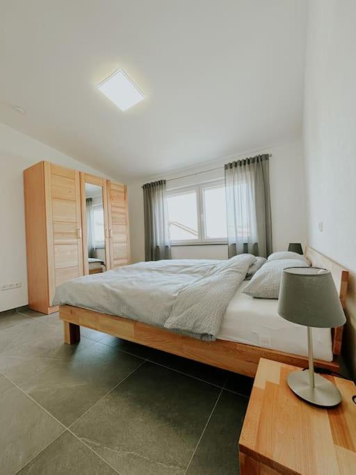 100 Qm Im Weindorf - Balkon/garage Appartement Aspisheim