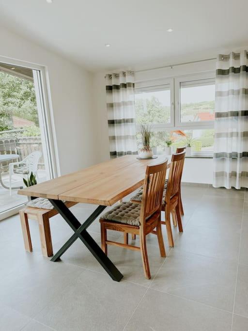 100 Qm Im Weindorf - Balkon/garage Appartement Aspisheim