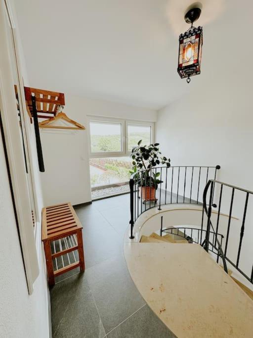 100 Qm Im Weindorf - Balkon/garage Appartement *