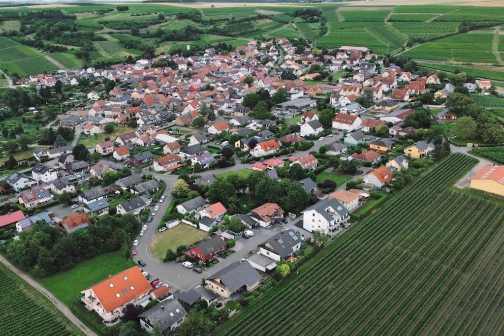 100 Qm Im Weindorf - Balkon/garage Appartement *