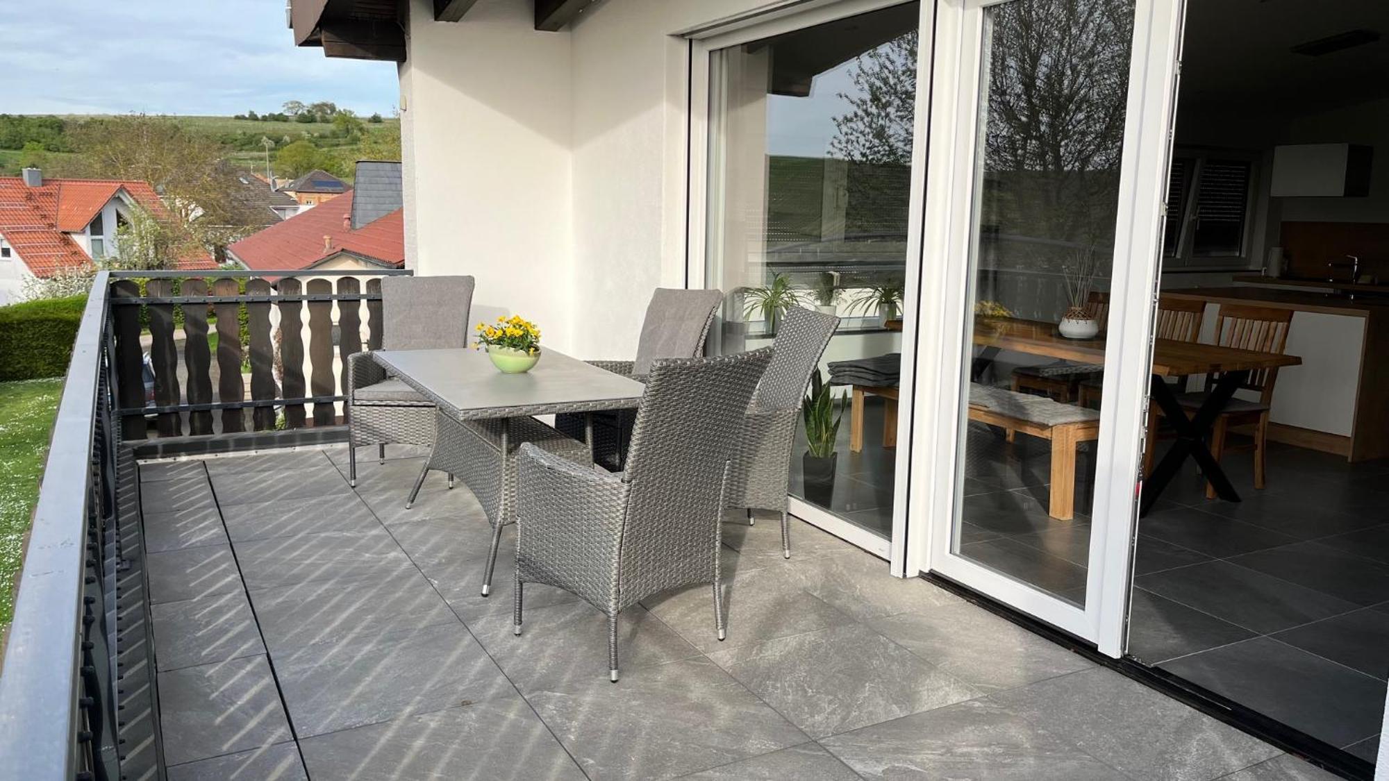 100 Qm Im Weindorf - Balkon/garage Appartement Aspisheim
